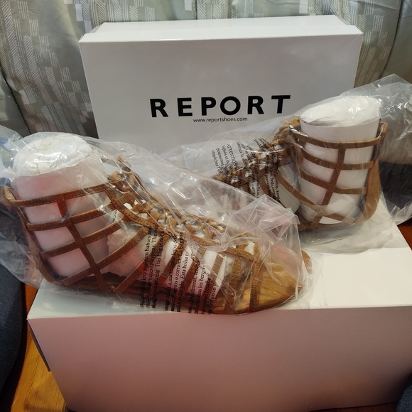 Tan strappy sandals - Picture 1 of 4